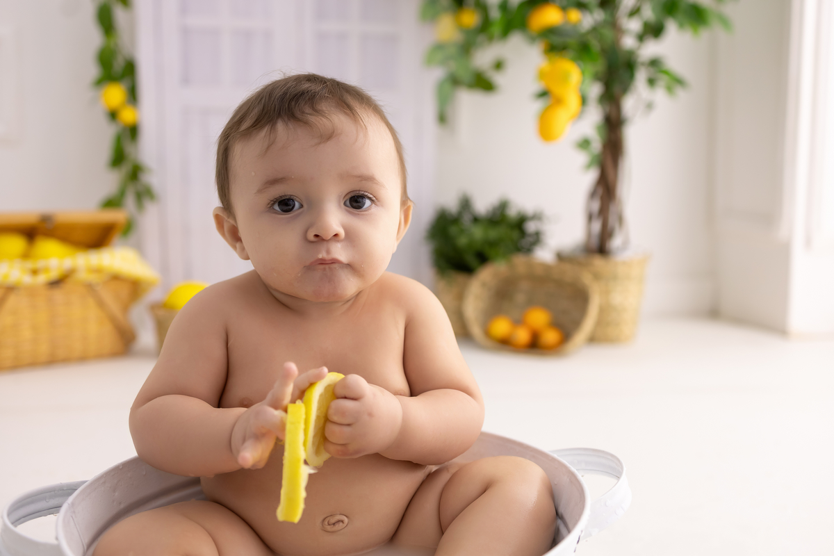 Ensaio de acompanhamento do bebê, mesversário. com direto a banho de leite e limões. Ensaio de 8 meses.. fotografo em londrina especializado em ensaios de bebês.