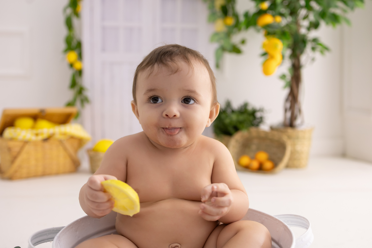 Ensaio de acompanhamento do bebê, mesversário. com direto a banho de leite e limões. Ensaio de 8 meses.. fotografo em londrina especializado em ensaios de bebês.