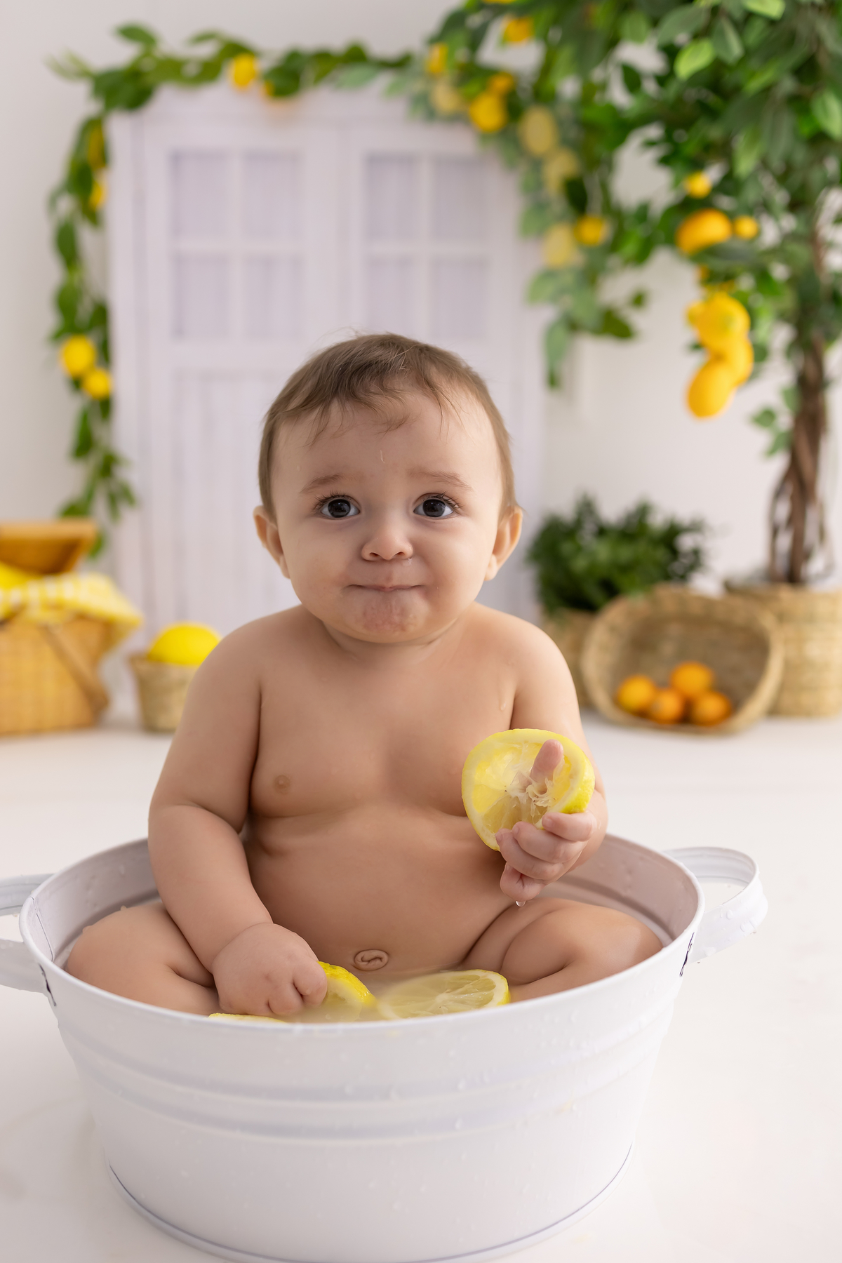 Ensaio de acompanhamento do bebê, mesversário. com direto a banho de leite e limões. Ensaio de 8 meses.. fotografo em londrina especializado em ensaios de bebês.