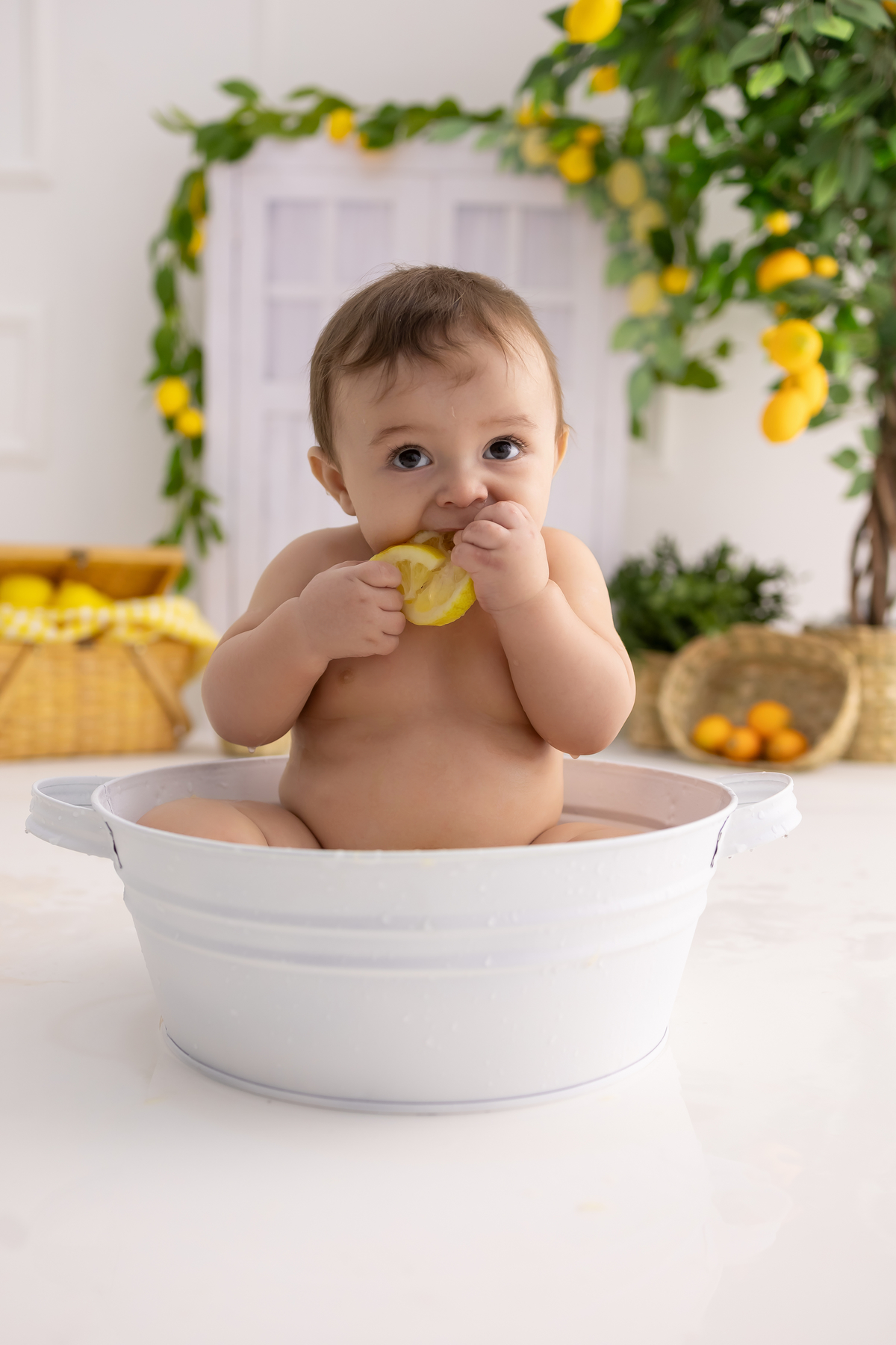 Ensaio de acompanhamento do bebê, mesversário. com direto a banho de leite e limões. Ensaio de 8 meses.. fotografo em londrina especializado em ensaios de bebês.
