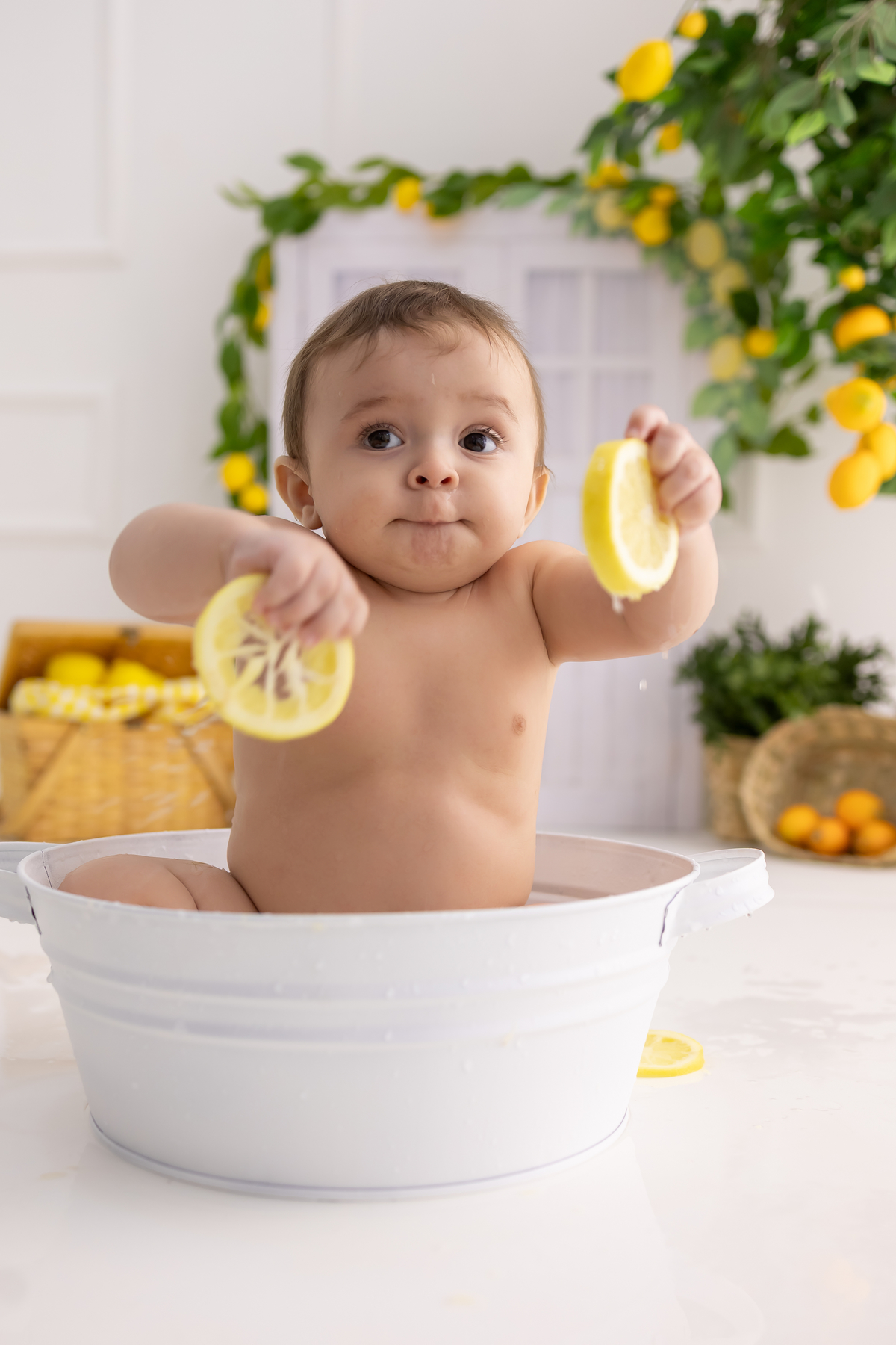 Ensaio de acompanhamento do bebê, mesversário. com direto a banho de leite e limões. Ensaio de 8 meses.. fotografo em londrina especializado em ensaios de bebês.