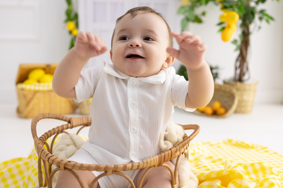 Ensaio de acompanhamento do bebê, mesversário. com direto a banho de leite e limões. Ensaio de 8 meses.. fotografo em londrina especializado em ensaios de bebês.