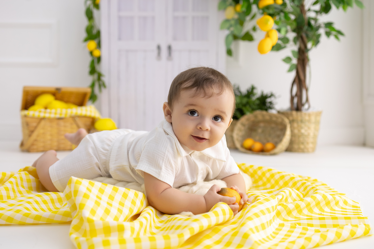 Ensaio de acompanhamento do bebê, mesversário. com direto a banho de leite e limões. Ensaio de 8 meses.. fotografo em londrina especializado em ensaios de bebês.