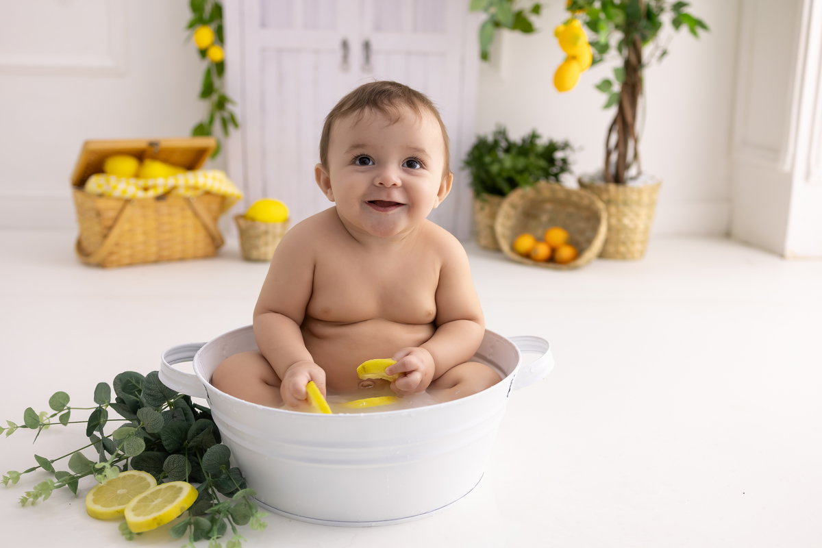 Ensaio de acompanhamento do bebê, mesversário. com direto a banho de leite e limões. Ensaio de 8 meses.. fotografo em londrina especializado em ensaios de bebês.