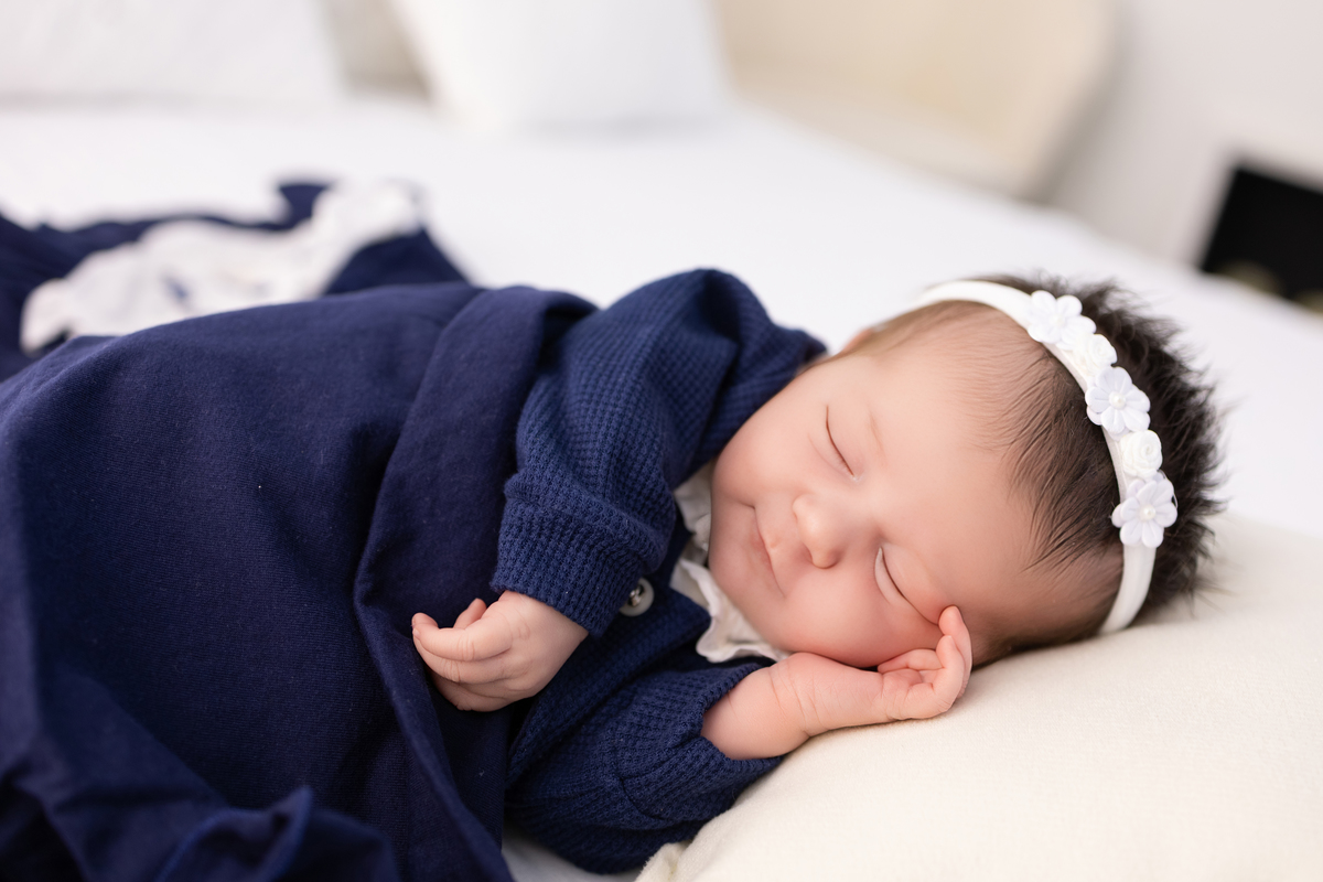 Ensaio Newborn natural da Jade, ensaio em estudio em Londrina-pr, fotografa especializada em ensaios em família.