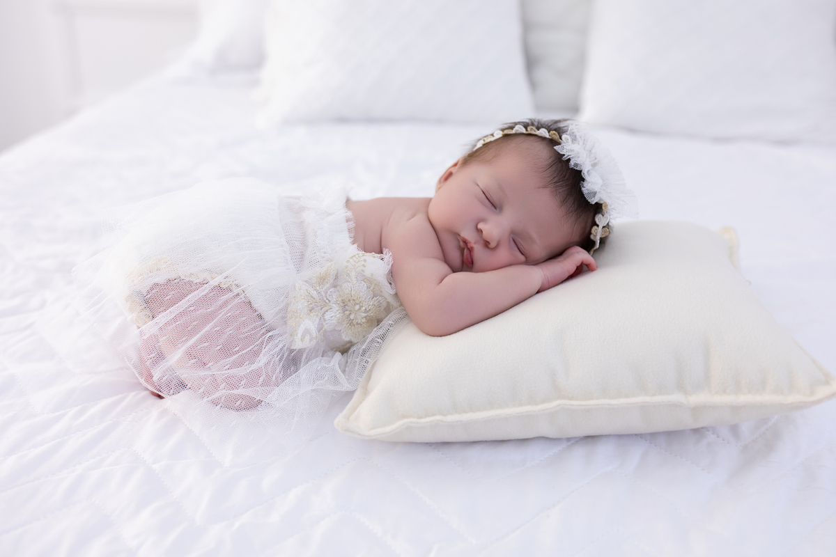 Ensaio Newborn natural da Jade, ensaio em estudio em Londrina-pr, fotografa especializada em ensaios em família.