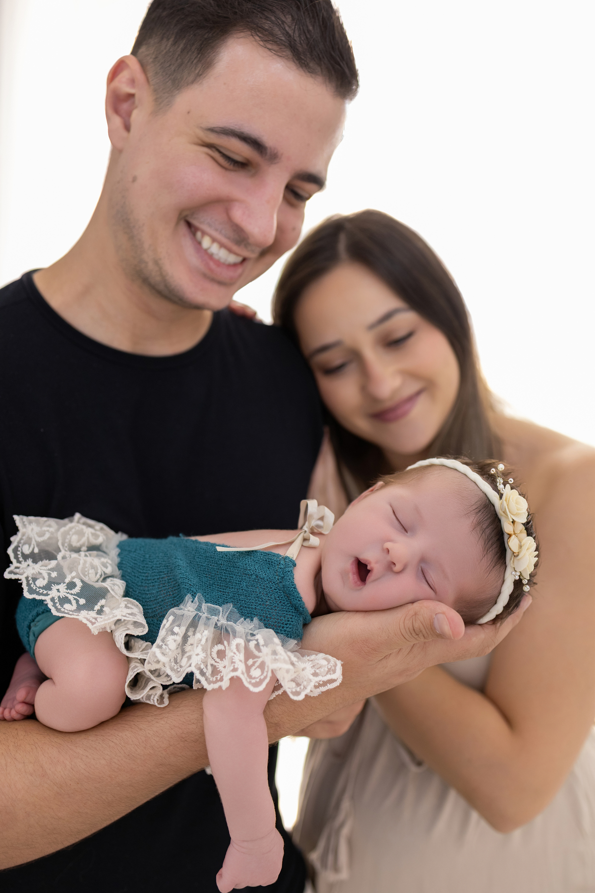 Ensaio Newborn natural da Jade, ensaio em estudio em Londrina-pr, fotografa especializada em ensaios em família.