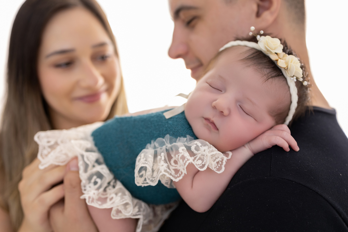 Ensaio Newborn natural da Jade, ensaio em estudio em Londrina-pr, fotografa especializada em ensaios em família.