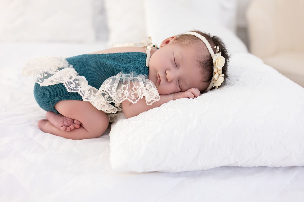 Ensaio Newborn natural da Jade, ensaio em estudio em Londrina-pr, fotografa especializada em ensaios em família.