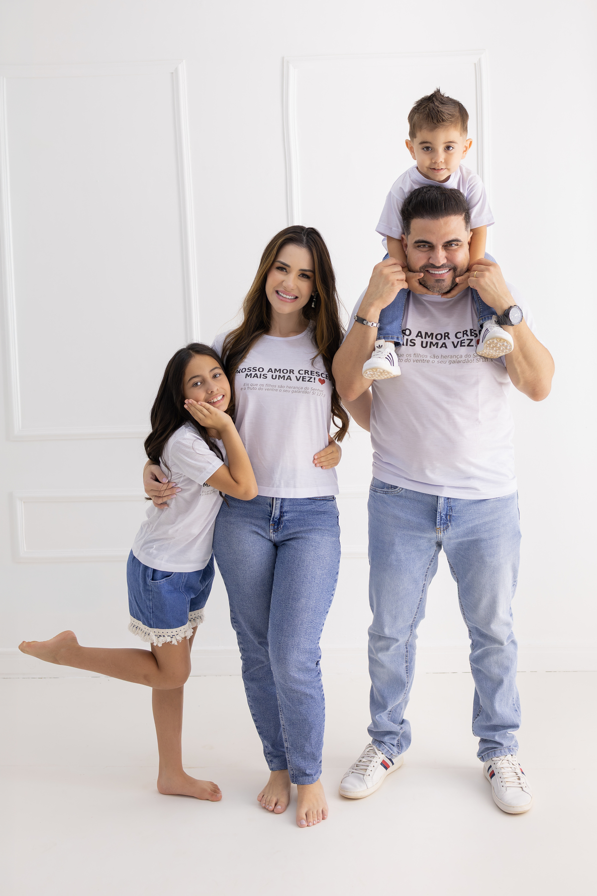 Ensaio para revelar que está gravida no estúdio. fotógrafa de familia especialista em ensaios em estudio em Londrina-Pr.