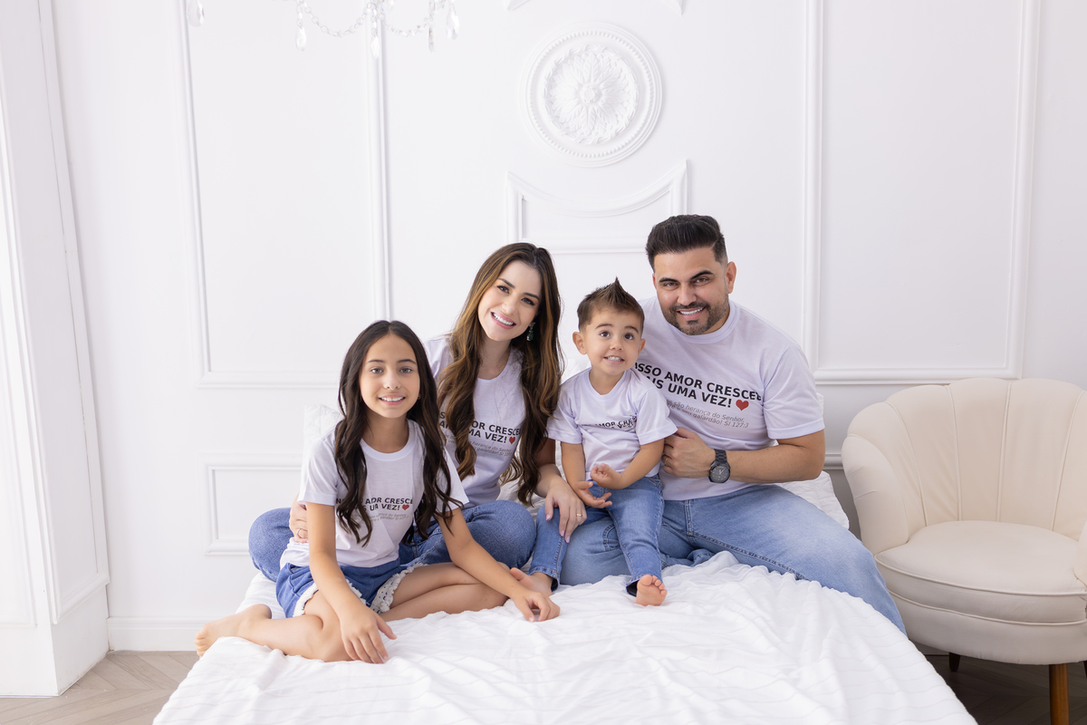 Ensaio para revelar que está gravida no estúdio. fotógrafa de familia especialista em ensaios em estudio em Londrina-Pr.