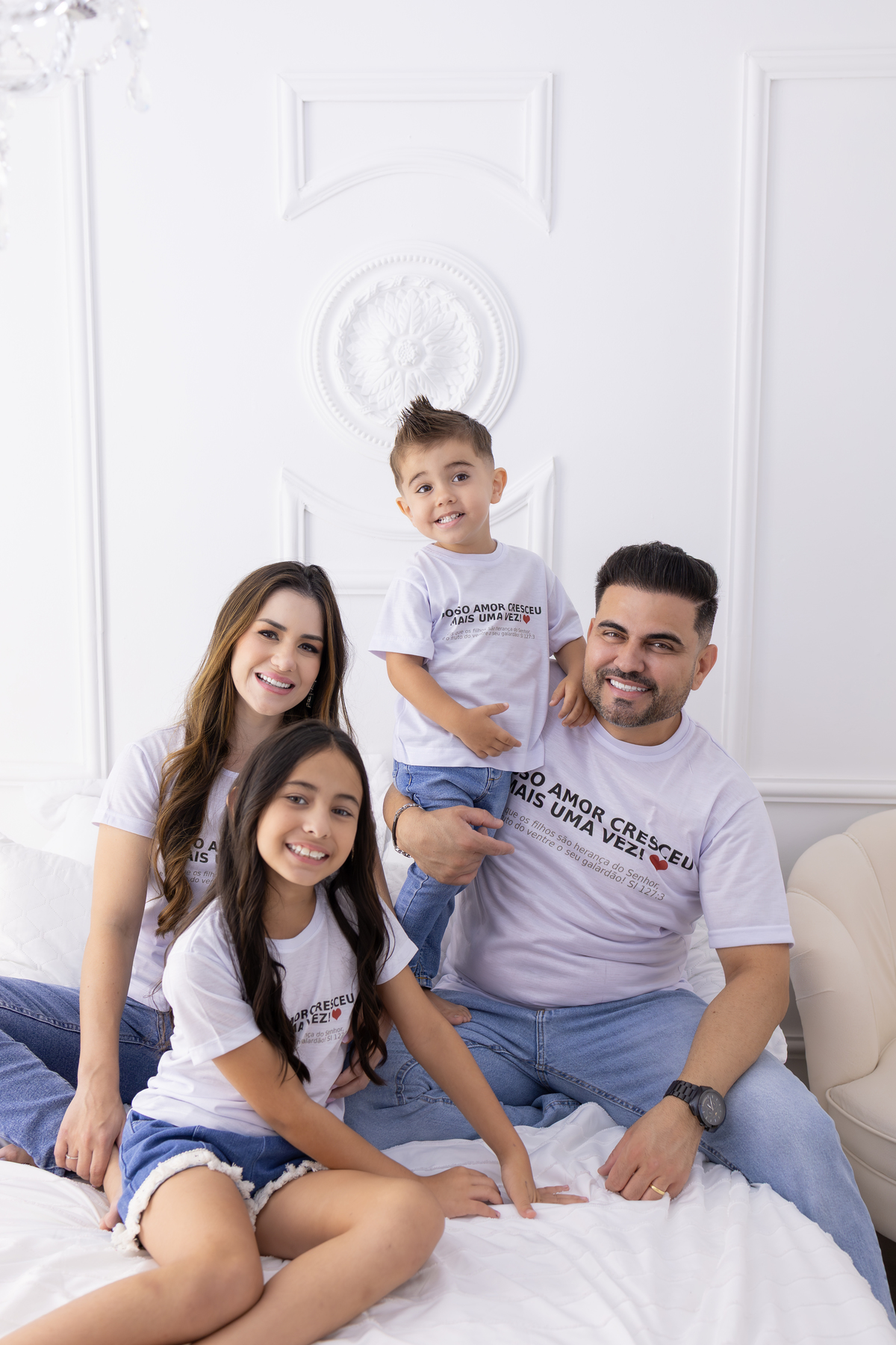 Ensaio para revelar que está gravida no estúdio. fotógrafa de familia especialista em ensaios em estudio em Londrina-Pr.