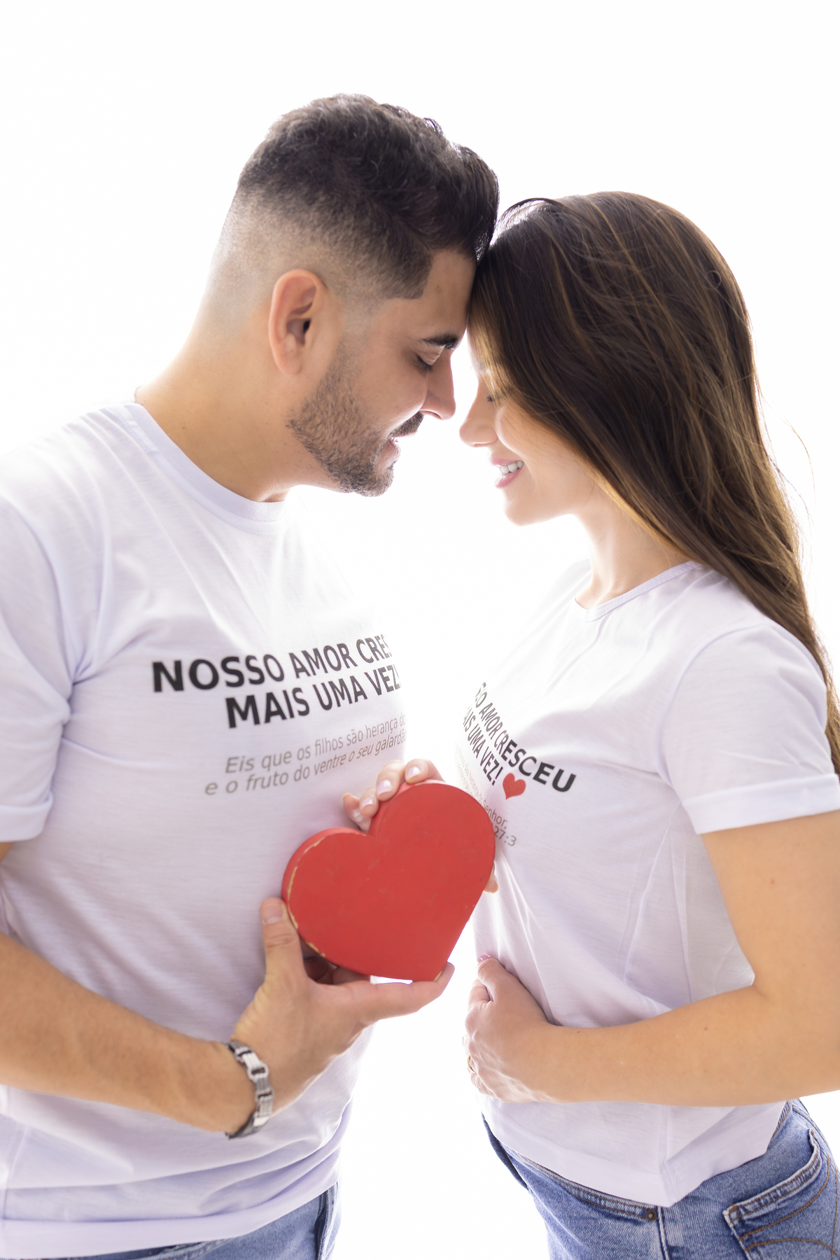 Ensaio para revelar que está gravida no estúdio. fotógrafa de familia especialista em ensaios em estudio em Londrina-Pr.