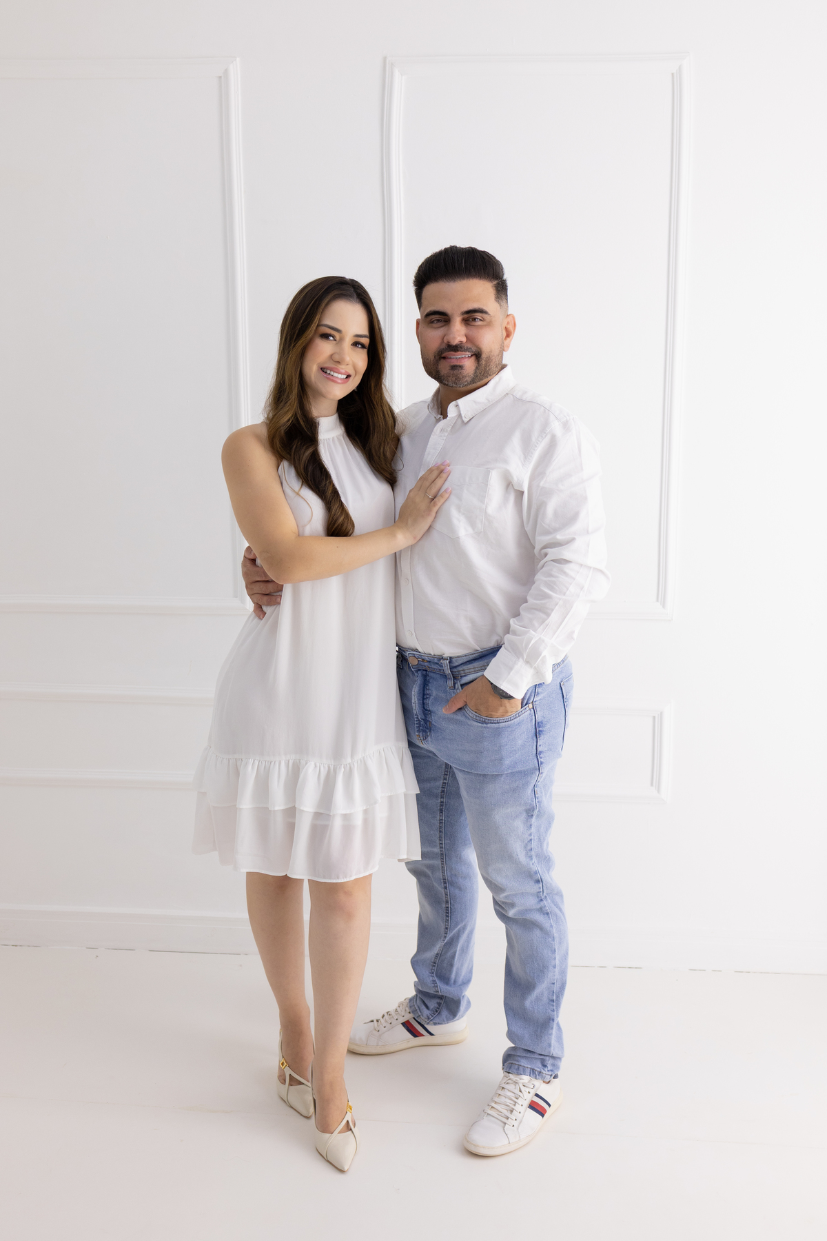 Ensaio para revelar que está gravida no estúdio. fotógrafa de familia especialista em ensaios em estudio em Londrina-Pr.