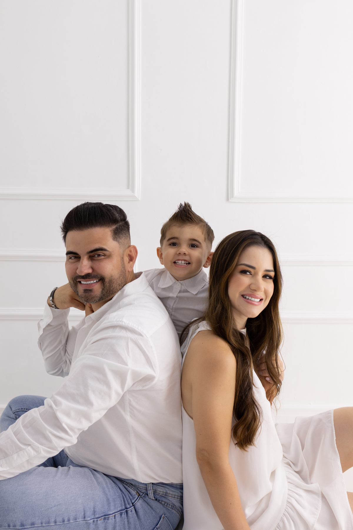 Ensaio para revelar que está gravida no estúdio. fotógrafa de familia especialista em ensaios em estudio em Londrina-Pr.