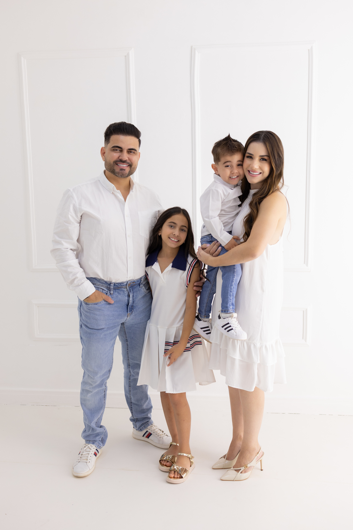 Ensaio para revelar que está gravida no estúdio. fotógrafa de familia especialista em ensaios em estudio em Londrina-Pr.