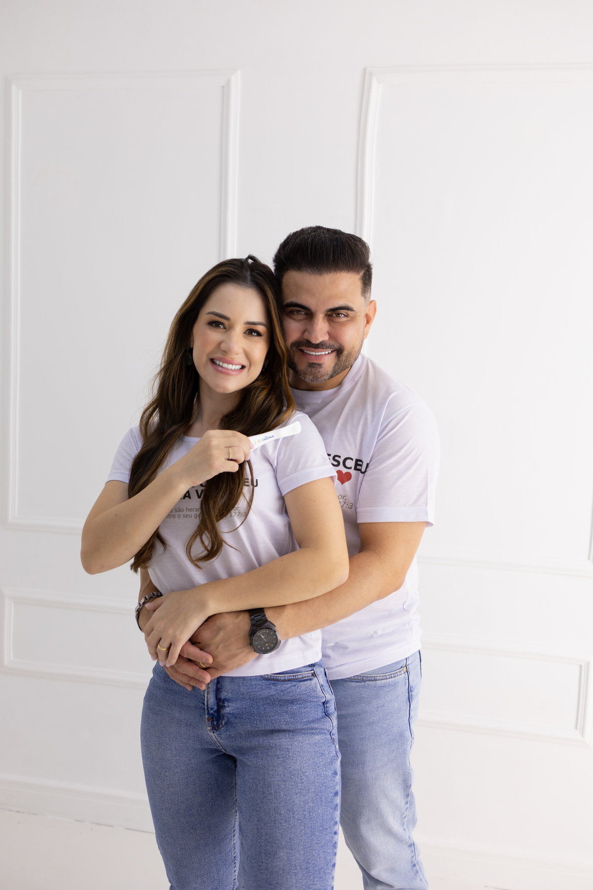 Ensaio para revelar que está gravida no estúdio. fotógrafa de familia especialista em ensaios em estudio em Londrina-Pr.