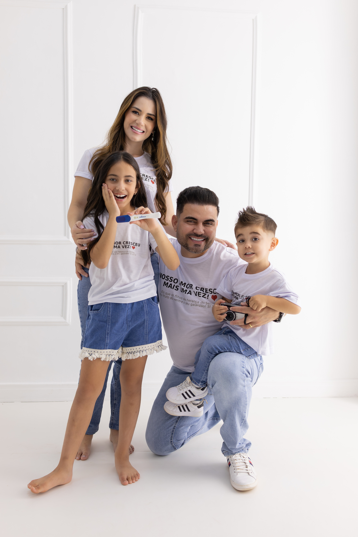 Ensaio para revelar que está gravida no estúdio. fotógrafa de familia especialista em ensaios em estudio em Londrina-Pr.