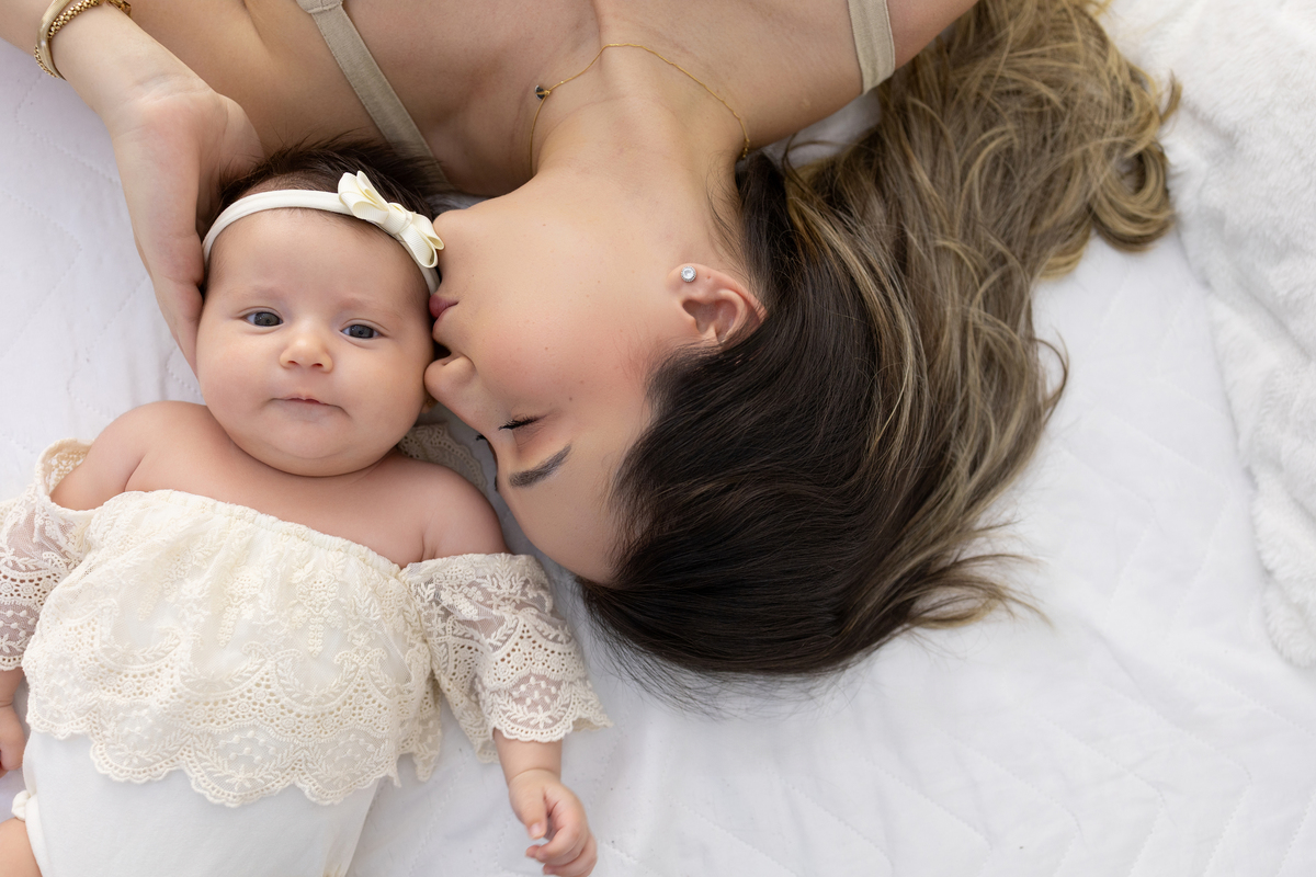 Ensaio de acompanhamento do bebê, mesversário. ensaio de 2 meses.. fotógrafo em londrina especializado em ensaios de bebês. especial de dia das mães.