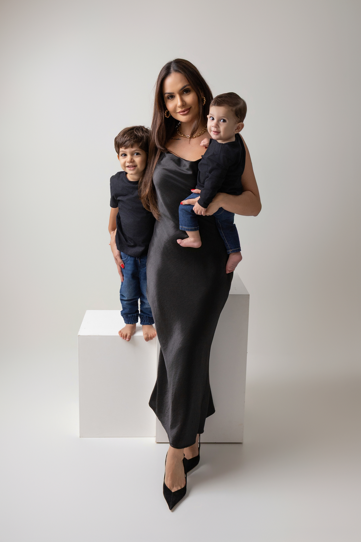 Ensaio de acompanhamento do bebê, mesversário. ensaio de 7 meses.. fotógrafo em londrina especializado em ensaios de bebês. ensaio de dia das mães no estudio com estufa e fotos em fundo branco.