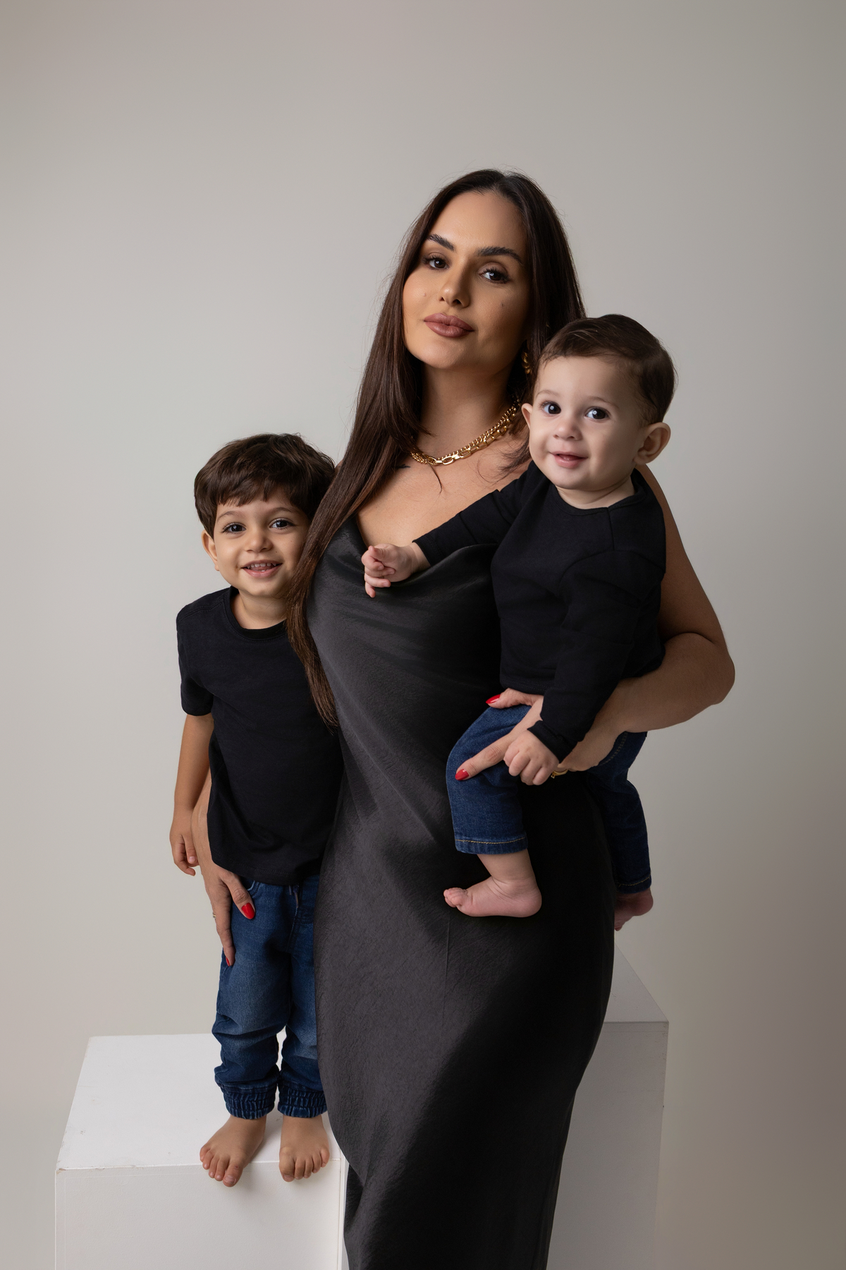 Ensaio de acompanhamento do bebê, mesversário. ensaio de 7 meses.. fotógrafo em londrina especializado em ensaios de bebês. ensaio de dia das mães no estudio com estufa e fotos em fundo branco.