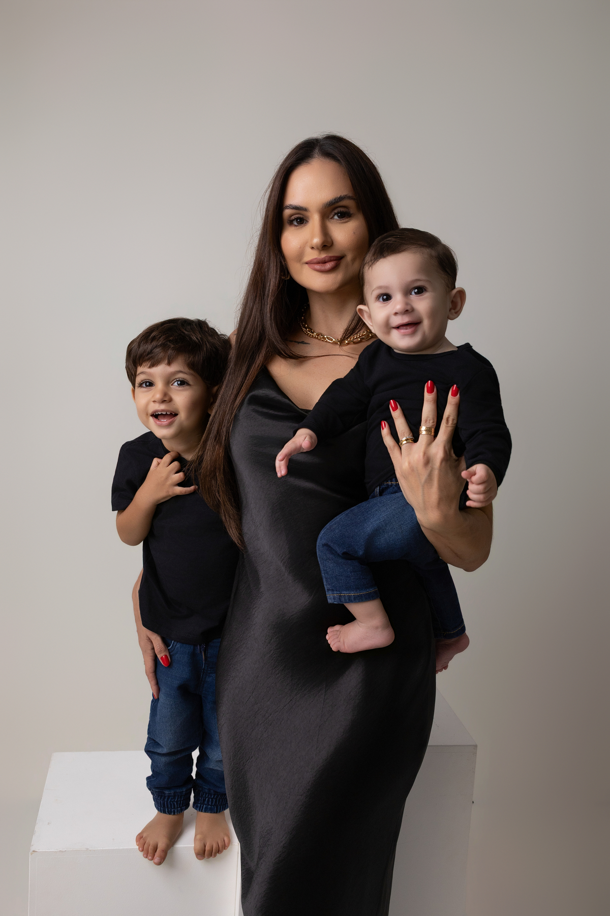 Ensaio de acompanhamento do bebê, mesversário. ensaio de 7 meses.. fotógrafo em londrina especializado em ensaios de bebês. ensaio de dia das mães no estudio com estufa e fotos em fundo branco.