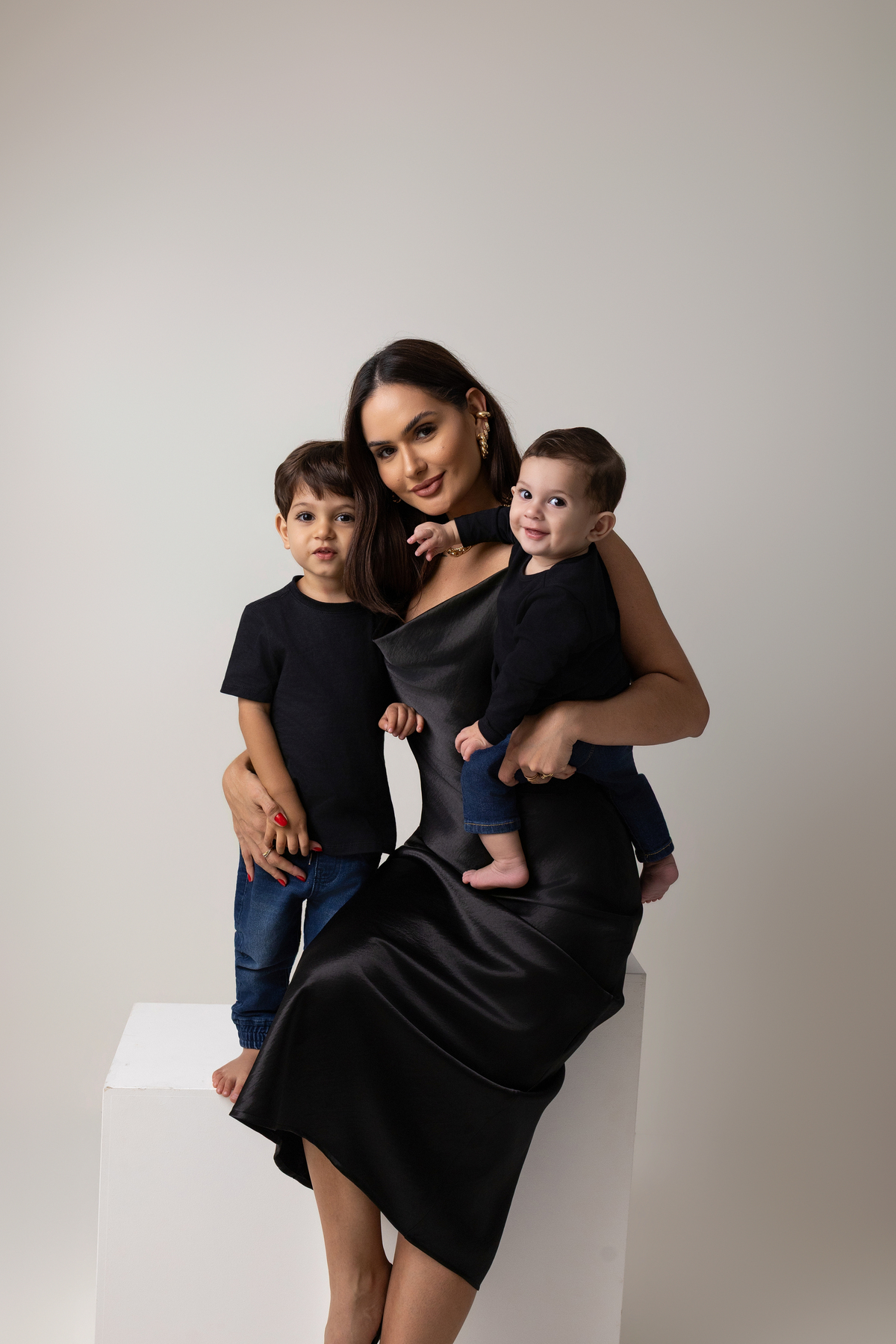 Ensaio de acompanhamento do bebê, mesversário. ensaio de 7 meses.. fotógrafo em londrina especializado em ensaios de bebês. ensaio de dia das mães no estudio com estufa e fotos em fundo branco.