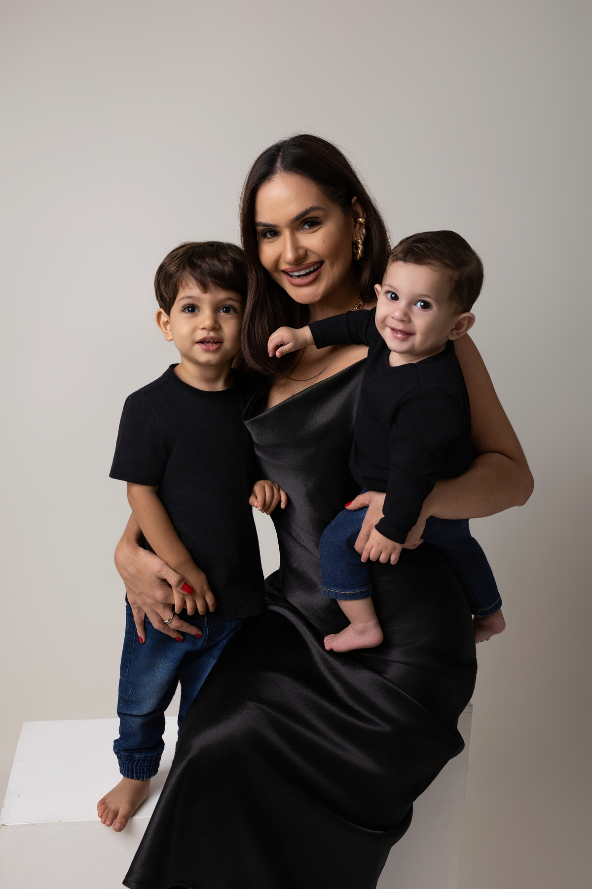 Ensaio de acompanhamento do bebê, mesversário. ensaio de 7 meses.. fotógrafo em londrina especializado em ensaios de bebês. ensaio de dia das mães no estudio com estufa e fotos em fundo branco.