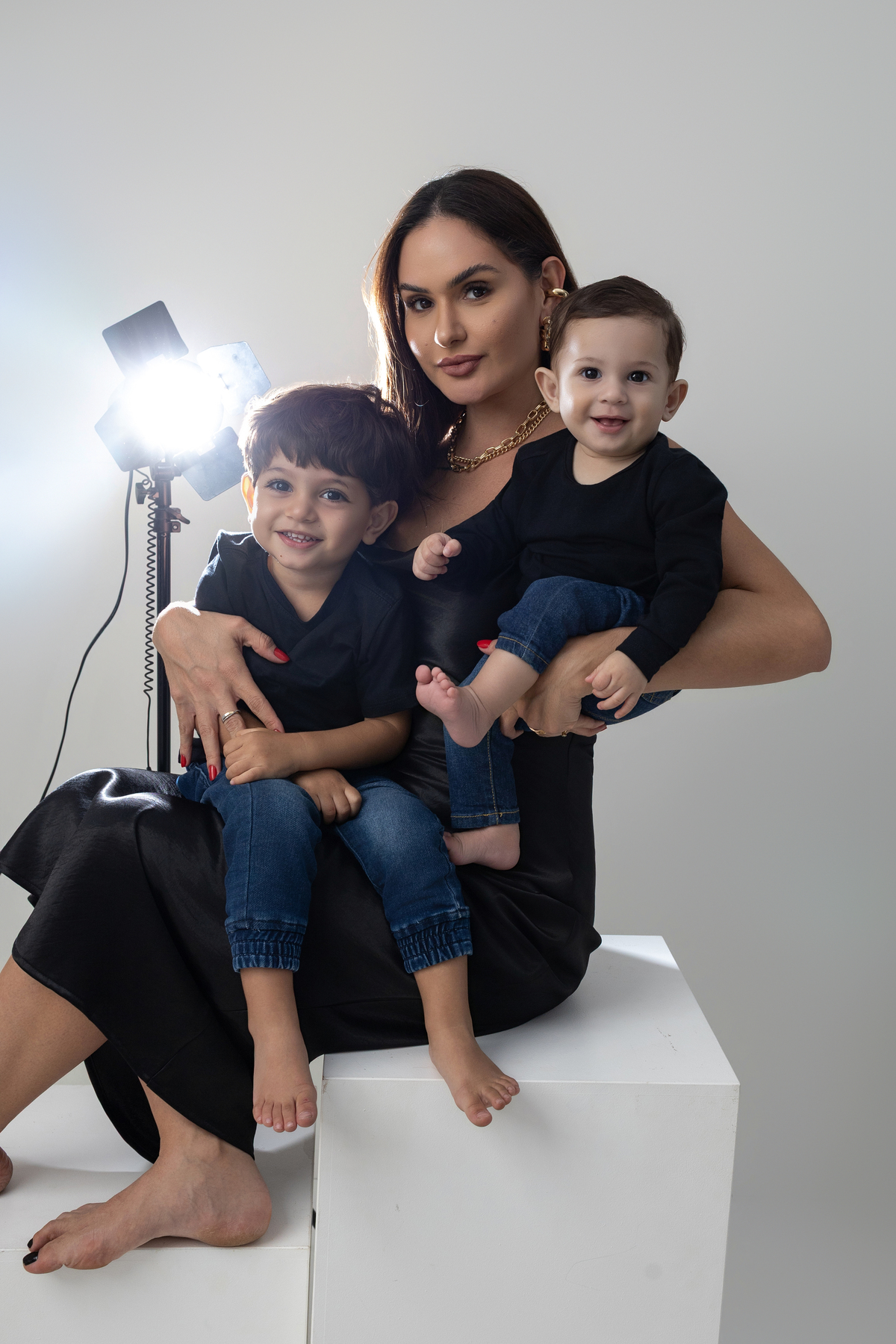 Ensaio de acompanhamento do bebê, mesversário. ensaio de 7 meses.. fotógrafo em londrina especializado em ensaios de bebês. ensaio de dia das mães no estudio com estufa e fotos em fundo branco.