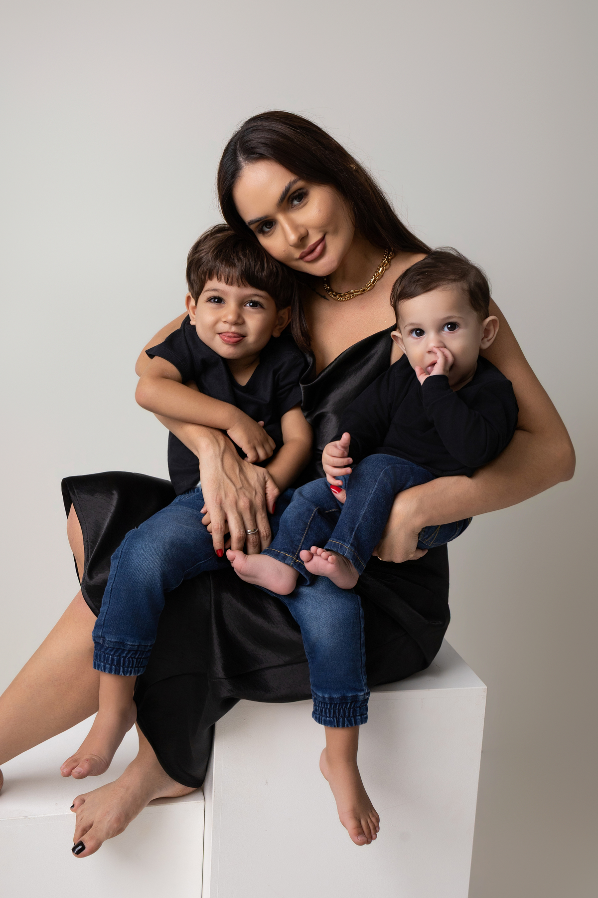 Ensaio de acompanhamento do bebê, mesversário. ensaio de 7 meses.. fotógrafo em londrina especializado em ensaios de bebês. ensaio de dia das mães no estudio com estufa e fotos em fundo branco.