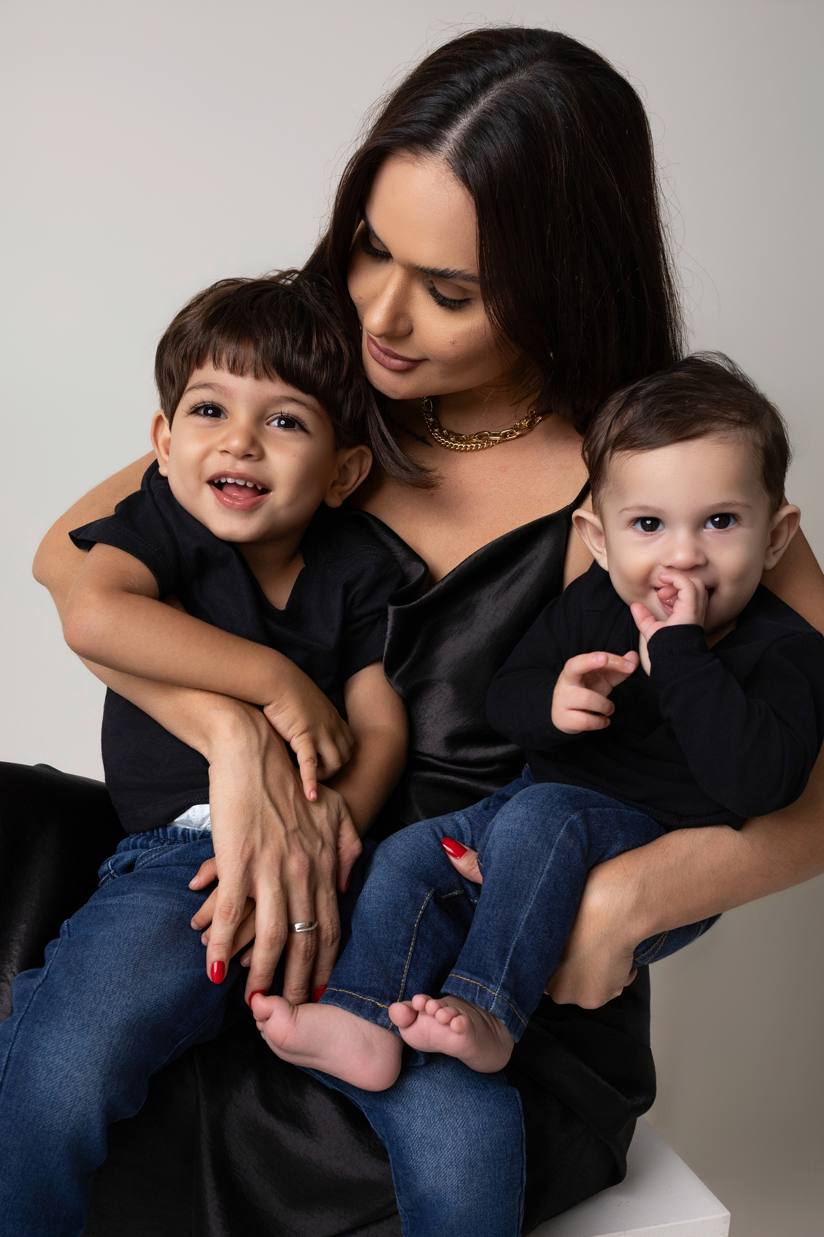 Ensaio de acompanhamento do bebê, mesversário. ensaio de 7 meses.. fotógrafo em londrina especializado em ensaios de bebês. ensaio de dia das mães no estudio com estufa e fotos em fundo branco.