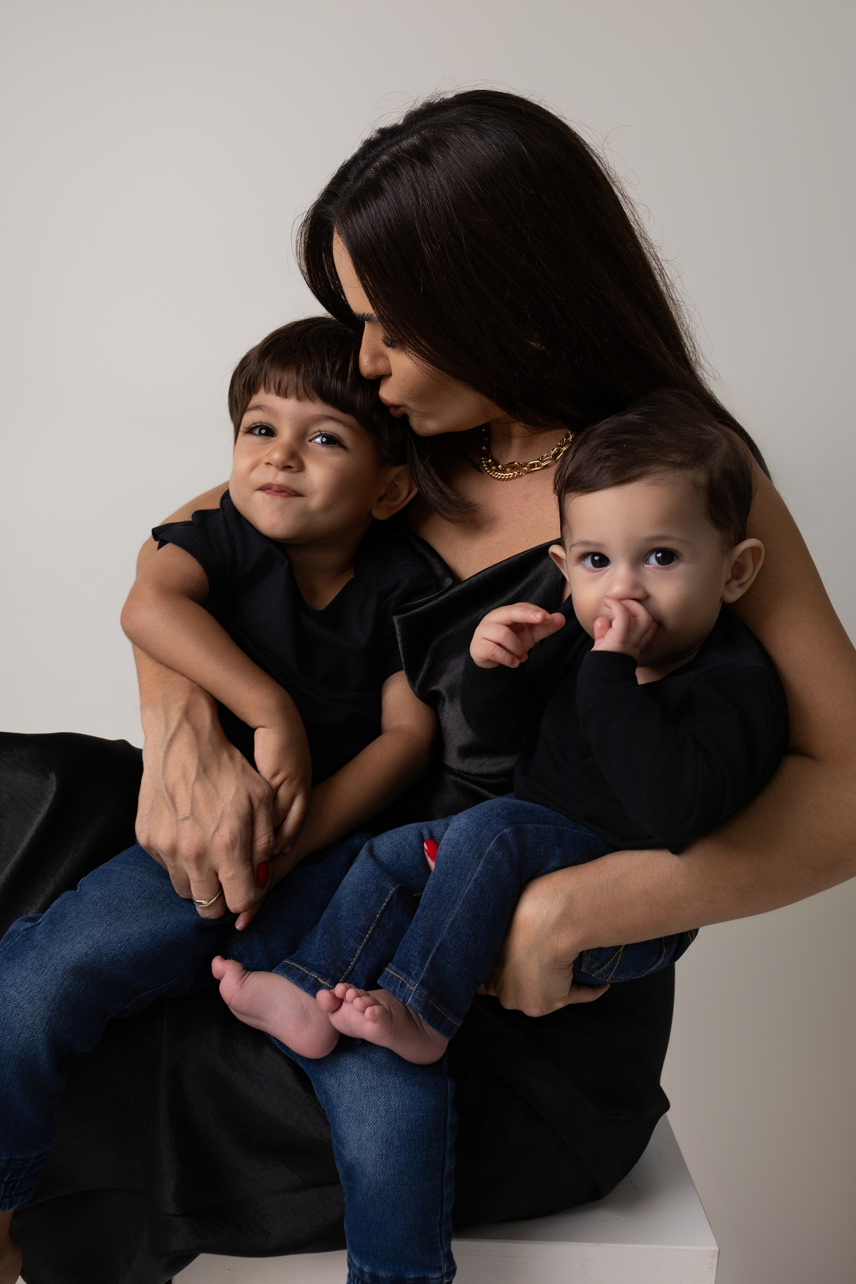 Ensaio de acompanhamento do bebê, mesversário. ensaio de 7 meses.. fotógrafo em londrina especializado em ensaios de bebês. ensaio de dia das mães no estudio com estufa e fotos em fundo branco.
