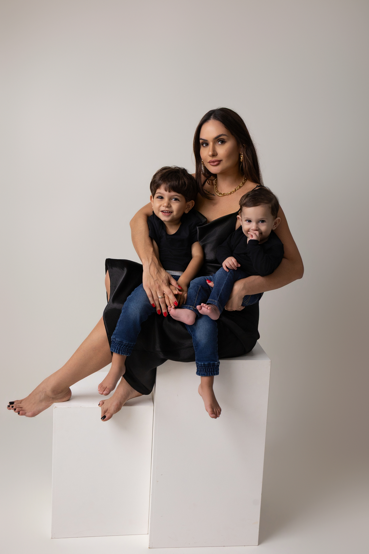 Ensaio de acompanhamento do bebê, mesversário. ensaio de 7 meses.. fotógrafo em londrina especializado em ensaios de bebês. ensaio de dia das mães no estudio com estufa e fotos em fundo branco.