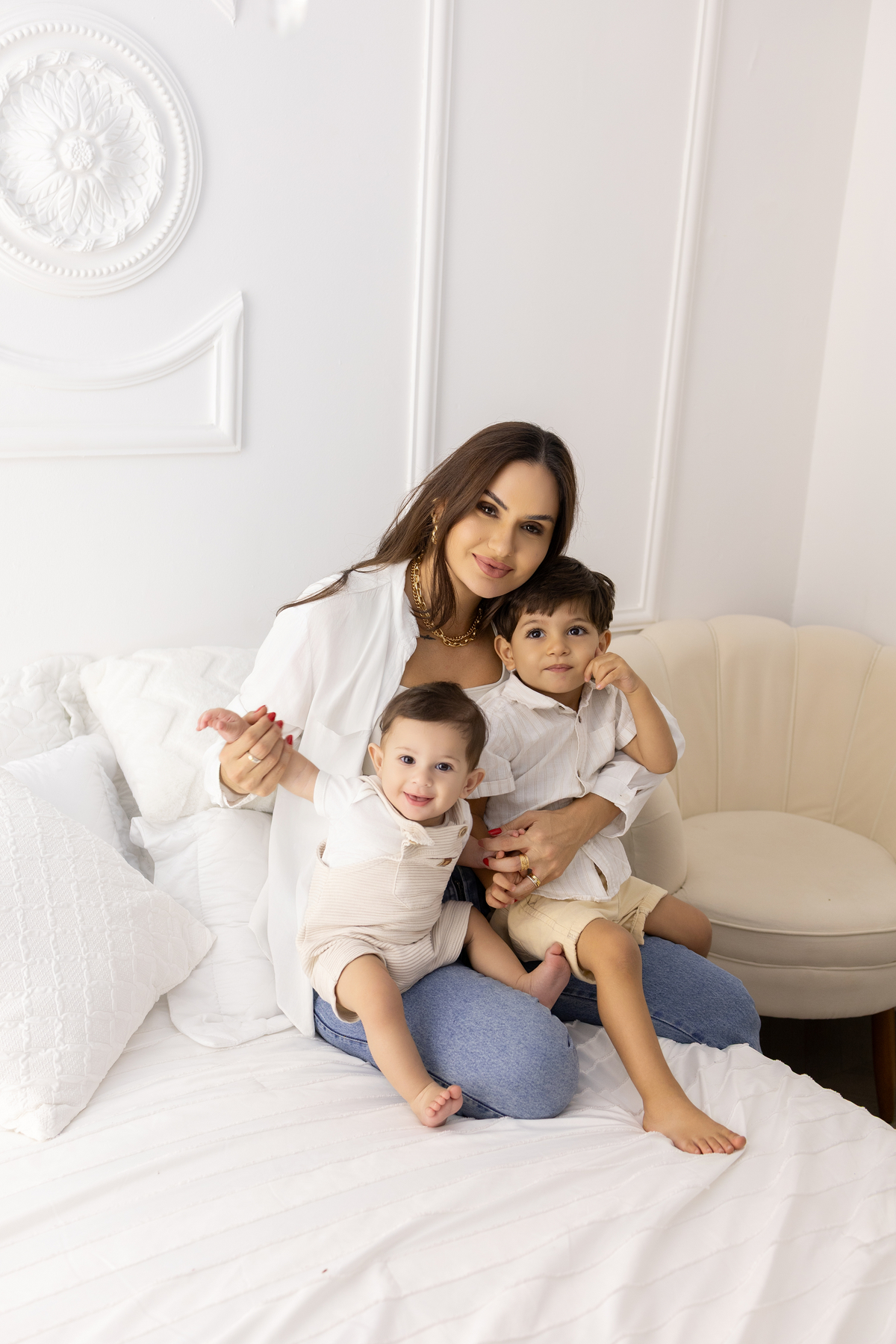 Ensaio de acompanhamento do bebê, mesversário. ensaio de 7 meses.. fotógrafo em londrina especializado em ensaios de bebês. ensaio de dia das mães no estudio com estufa e fotos em fundo branco.