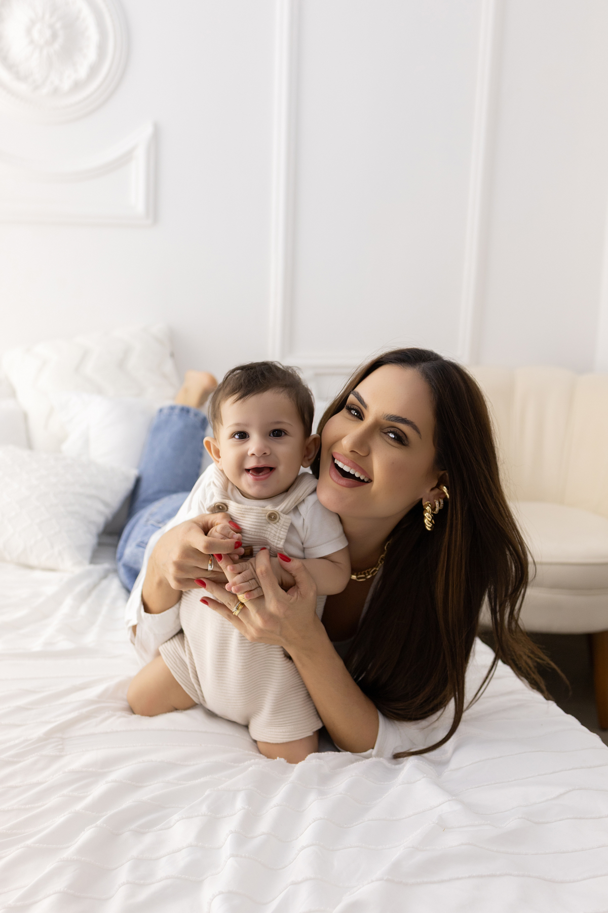 Ensaio de acompanhamento do bebê, mesversário. ensaio de 7 meses.. fotógrafo em londrina especializado em ensaios de bebês. ensaio de dia das mães no estudio com estufa e fotos em fundo branco.