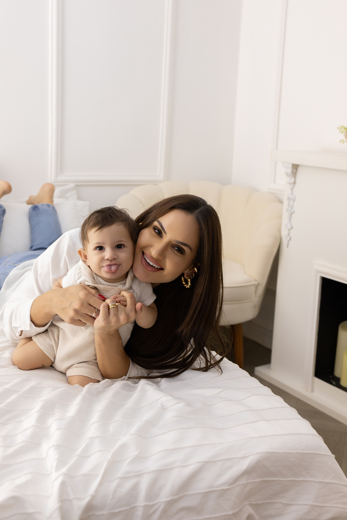 Ensaio de acompanhamento do bebê, mesversário. ensaio de 7 meses.. fotógrafo em londrina especializado em ensaios de bebês. ensaio de dia das mães no estudio com estufa e fotos em fundo branco.