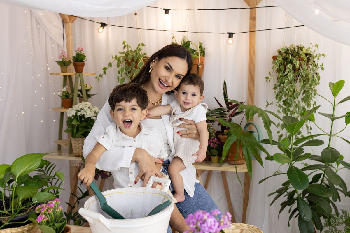 Ensaio de acompanhamento do bebê, mesversário. ensaio de 7 meses.. fotógrafo em londrina especializado em ensaios de bebês. ensaio de dia das mães no estudio com estufa e fotos em fundo branco.