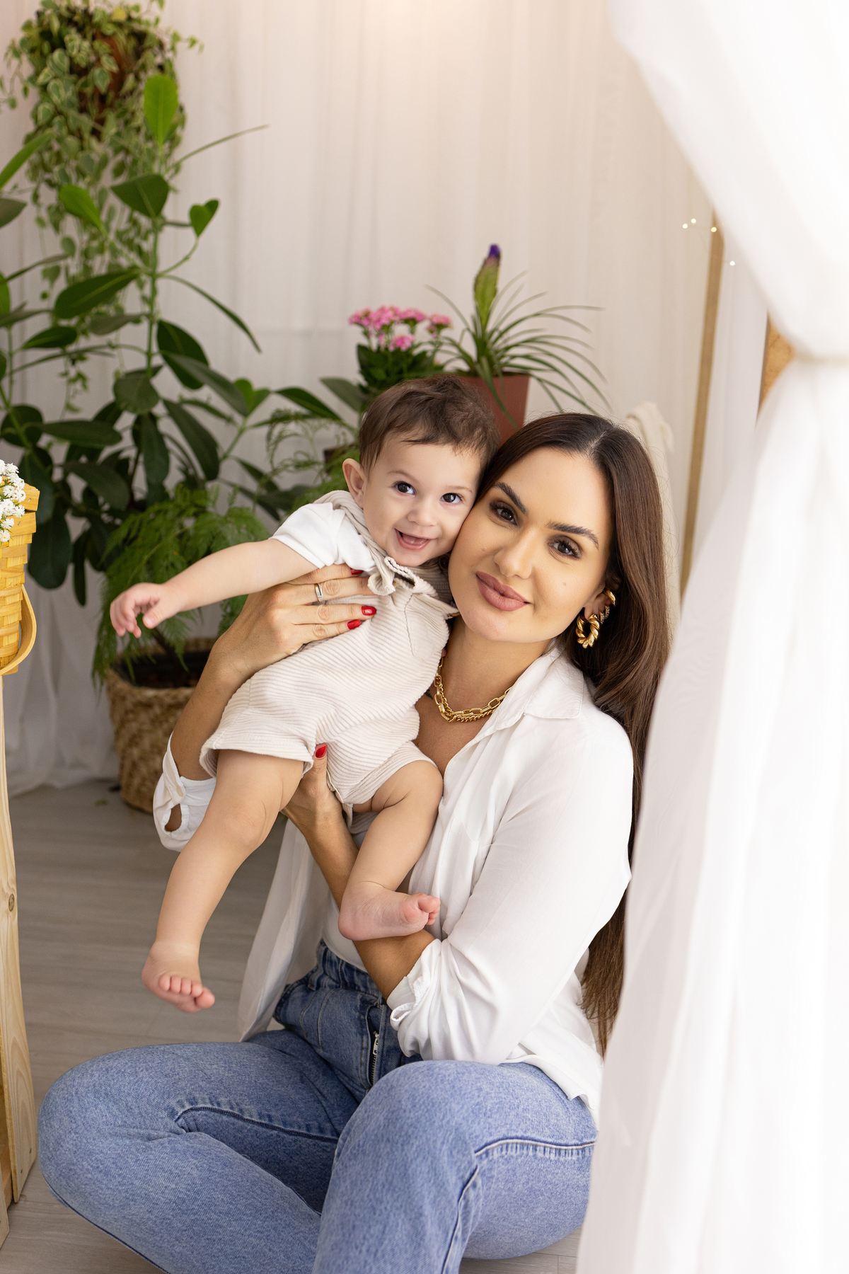 Ensaio de acompanhamento do bebê, mesversário. ensaio de 7 meses.. fotógrafo em londrina especializado em ensaios de bebês. ensaio de dia das mães no estudio com estufa e fotos em fundo branco.