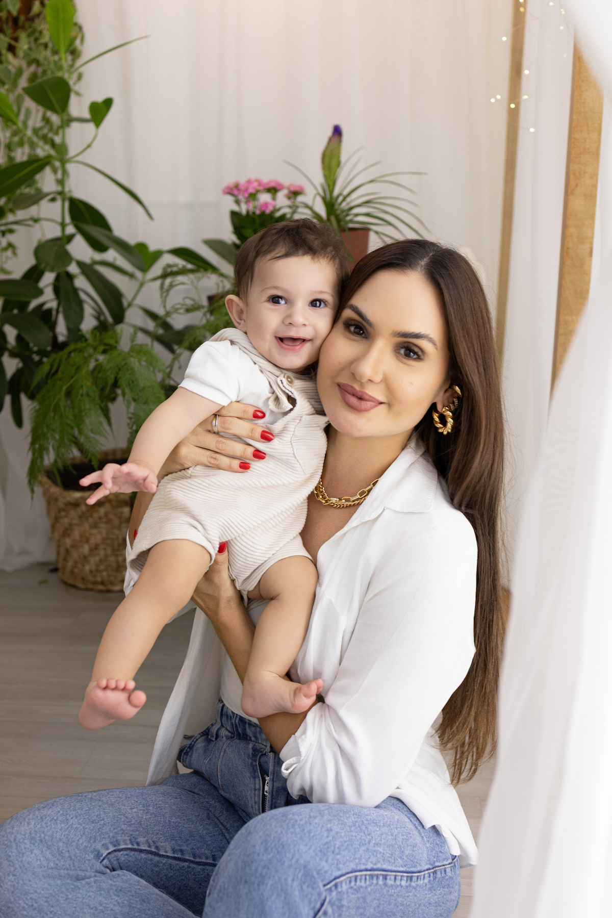 Ensaio de acompanhamento do bebê, mesversário. ensaio de 7 meses.. fotógrafo em londrina especializado em ensaios de bebês. ensaio de dia das mães no estudio com estufa e fotos em fundo branco.