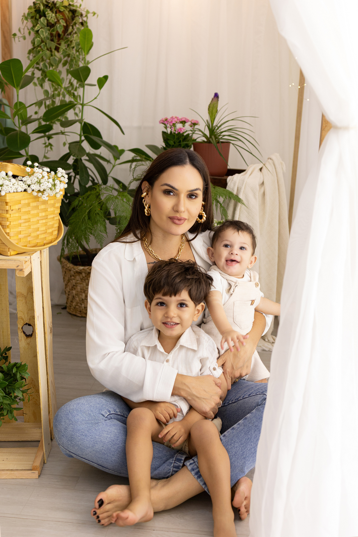Ensaio de acompanhamento do bebê, mesversário. ensaio de 7 meses.. fotógrafo em londrina especializado em ensaios de bebês. ensaio de dia das mães no estudio com estufa e fotos em fundo branco.