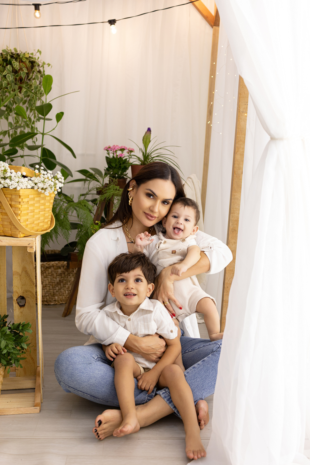 Ensaio de acompanhamento do bebê, mesversário. ensaio de 7 meses.. fotógrafo em londrina especializado em ensaios de bebês. ensaio de dia das mães no estudio com estufa e fotos em fundo branco.