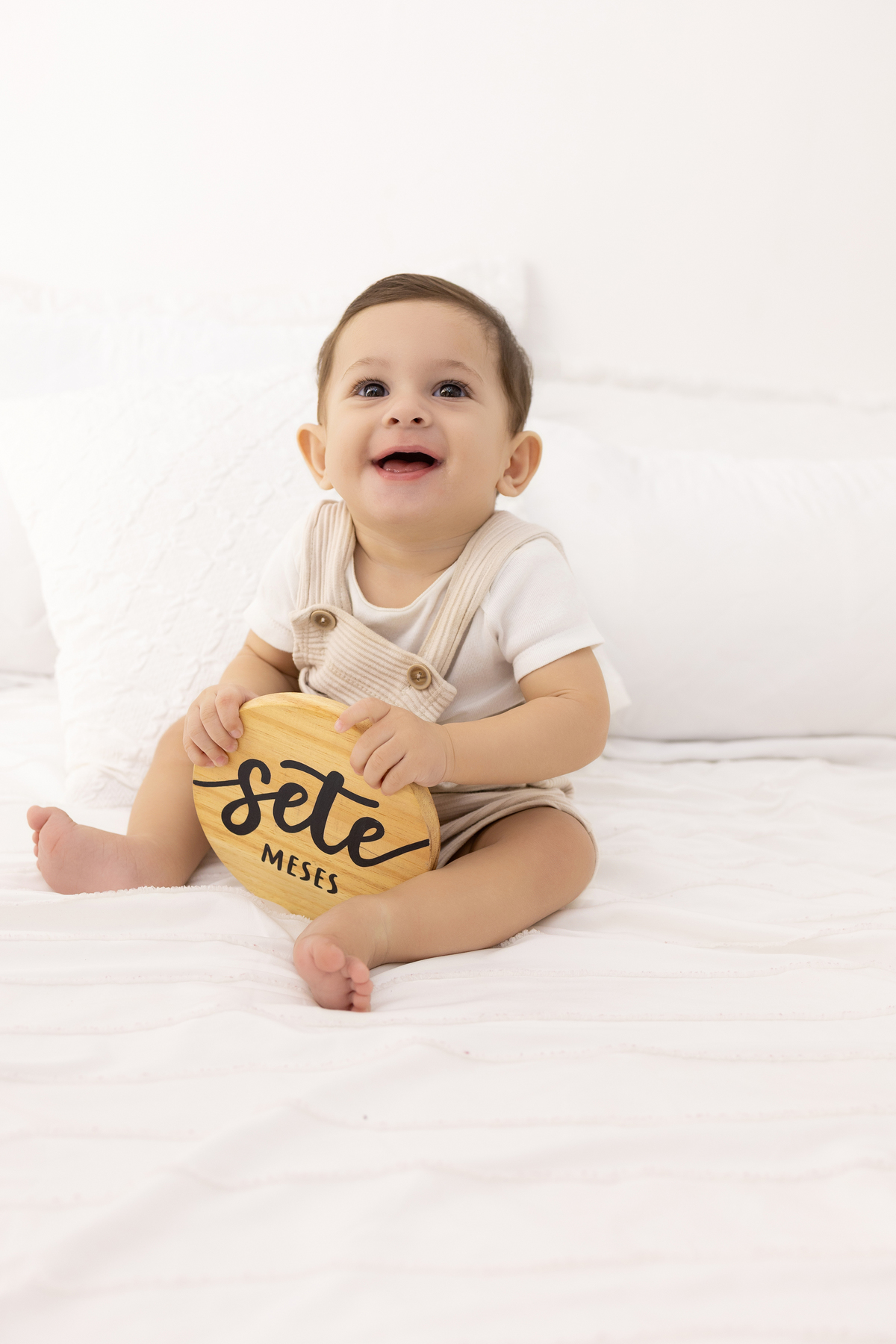 Ensaio de acompanhamento do bebê, mesversário. ensaio de 7 meses.. fotógrafo em londrina especializado em ensaios de bebês. ensaio de dia das mães no estudio com estufa e fotos em fundo branco.