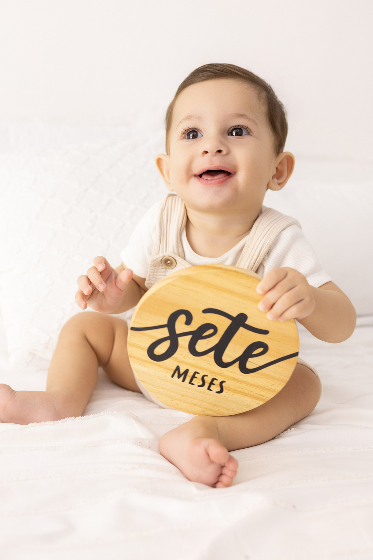 Ensaio de acompanhamento do bebê, mesversário. ensaio de 7 meses.. fotógrafo em londrina especializado em ensaios de bebês. ensaio de dia das mães no estudio com estufa e fotos em fundo branco.
