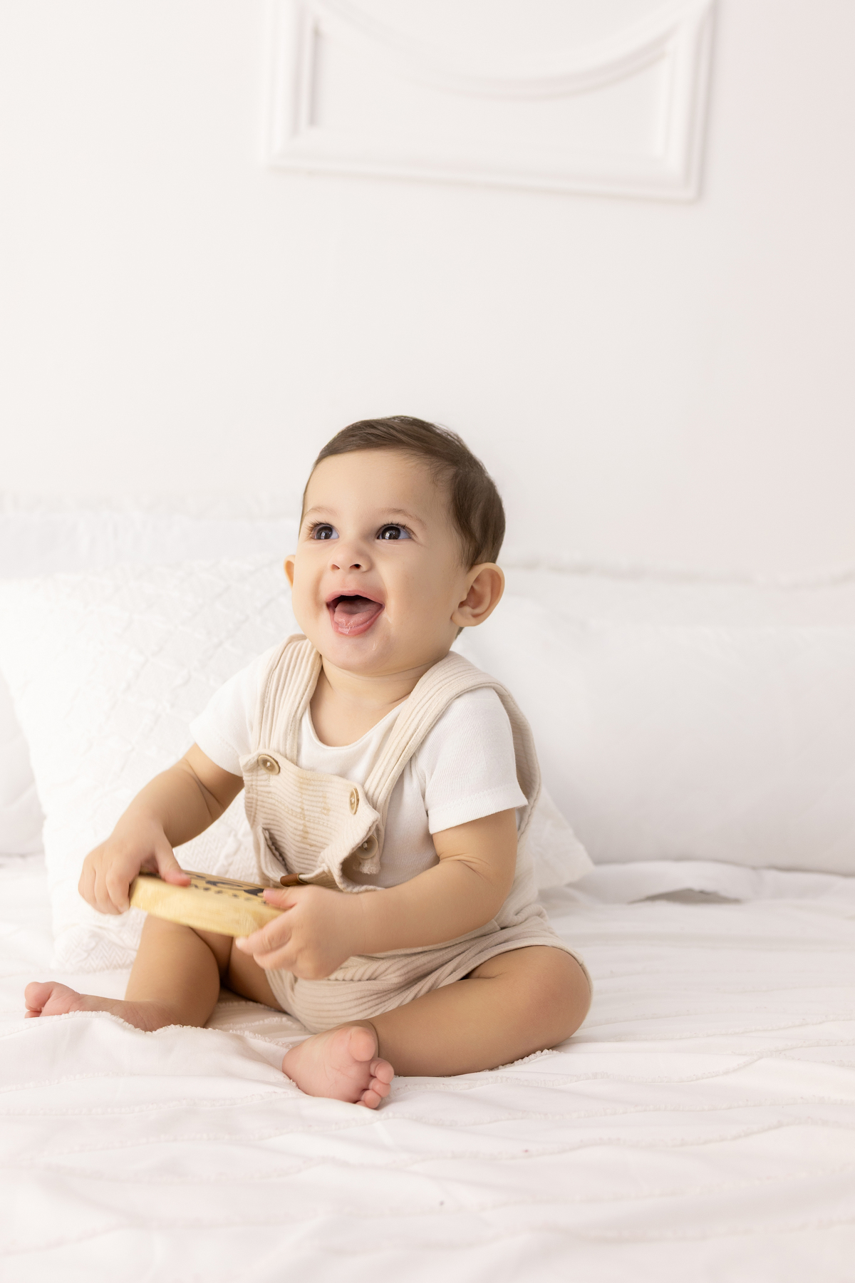 Ensaio de acompanhamento do bebê, mesversário. ensaio de 7 meses.. fotógrafo em londrina especializado em ensaios de bebês. ensaio de dia das mães no estudio com estufa e fotos em fundo branco.