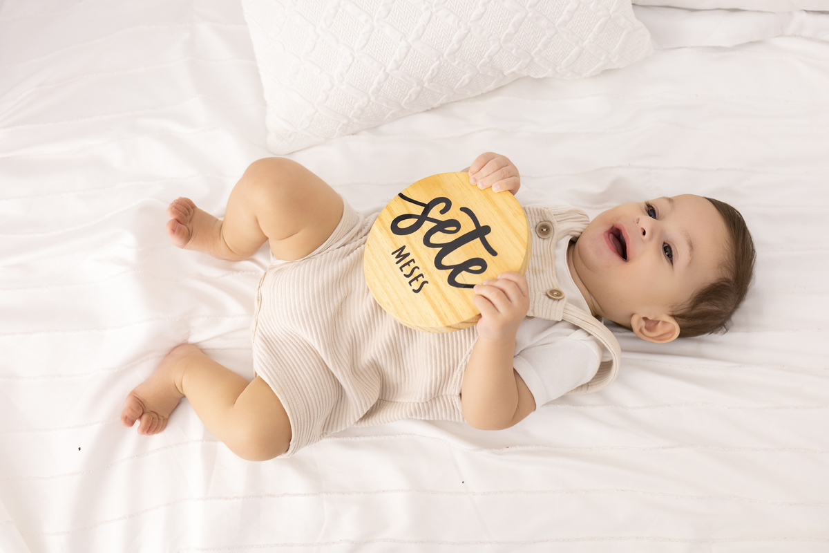 Ensaio de acompanhamento do bebê, mesversário. ensaio de 7 meses.. fotógrafo em londrina especializado em ensaios de bebês. ensaio de dia das mães no estudio com estufa e fotos em fundo branco.