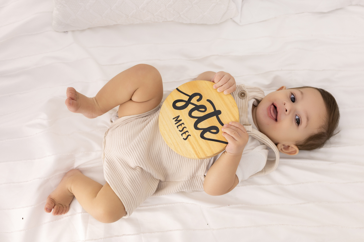 Ensaio de acompanhamento do bebê, mesversário. ensaio de 7 meses.. fotógrafo em londrina especializado em ensaios de bebês. ensaio de dia das mães no estudio com estufa e fotos em fundo branco.