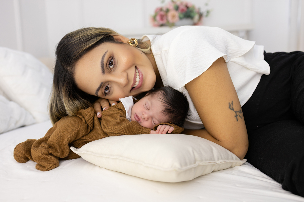 Ensaio Newborn natural do Pedro, ensaio em estúdio em Londrina-Pr, fotógrafa especializada em ensaios de bebê em família.