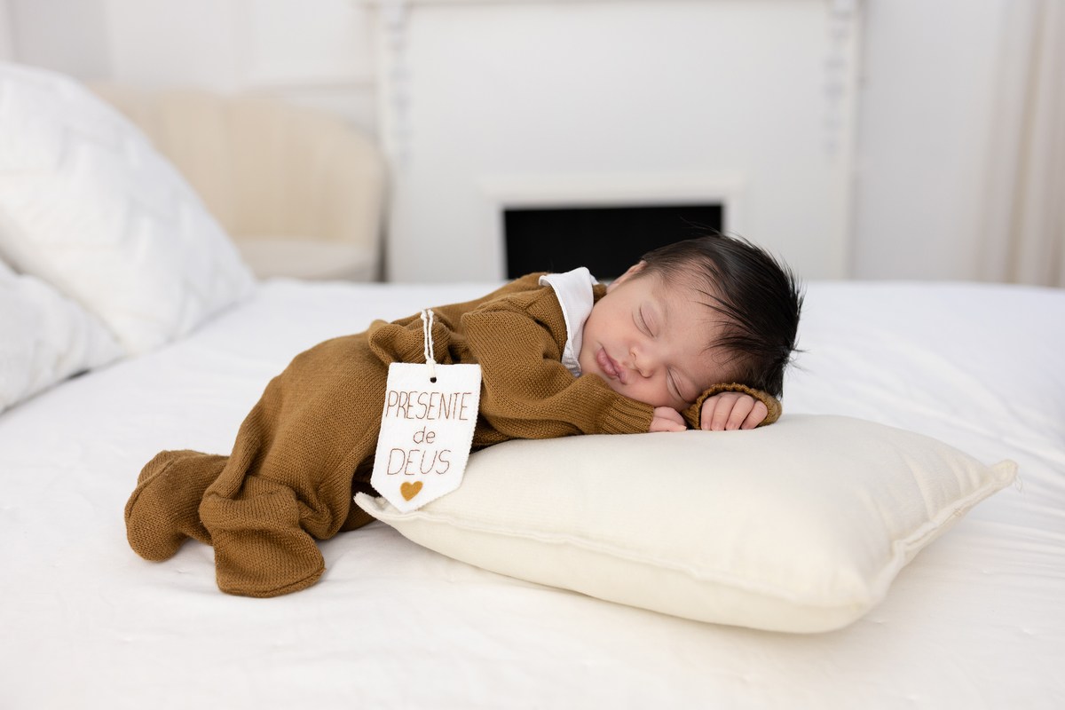 Ensaio Newborn natural do Pedro, ensaio em estúdio em Londrina-Pr, fotógrafa especializada em ensaios de bebê em família.