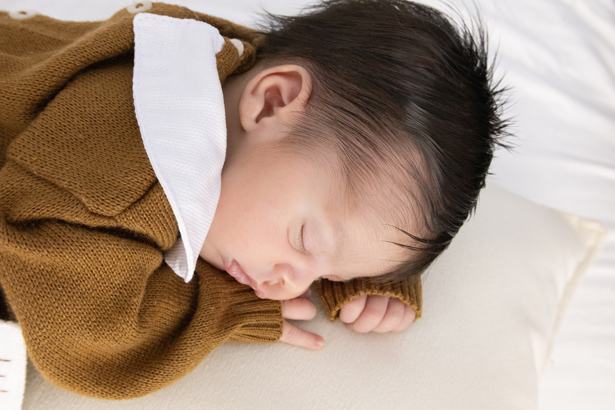 Ensaio Newborn natural do Pedro, ensaio em estúdio em Londrina-Pr, fotógrafa especializada em ensaios de bebê em família.