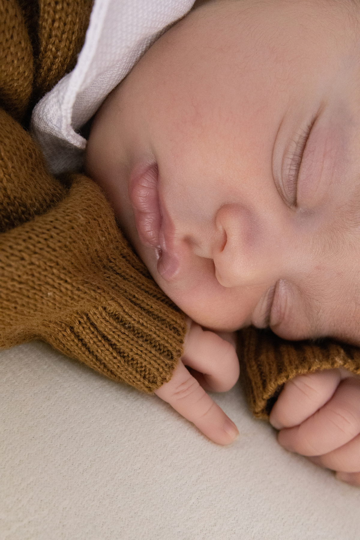 Ensaio Newborn natural do Pedro, ensaio em estúdio em Londrina-Pr, fotógrafa especializada em ensaios de bebê em família.
